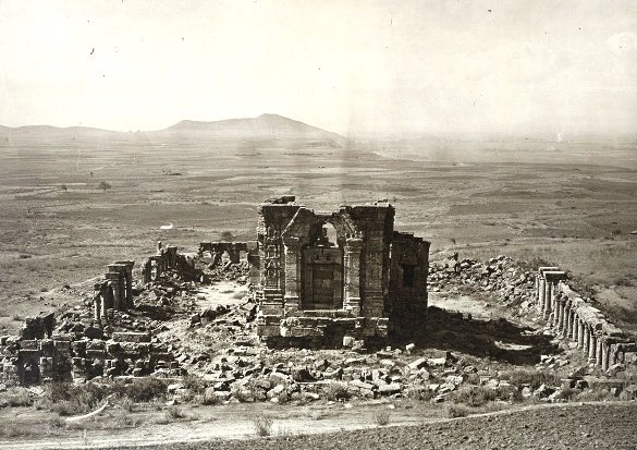 1868 Кашмир. Храм Марттанда (солнца), у Бхавана, Фотография Джона Бурга