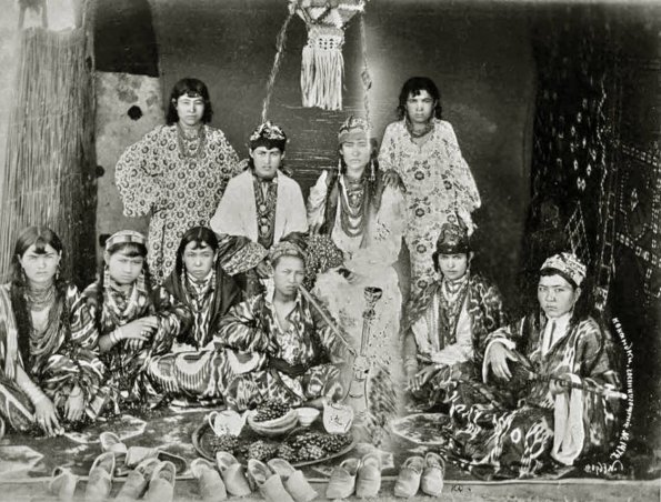 1870 Коканд Девочки и Мальчики Переодетые в Девочек в Женской Половине Дома
