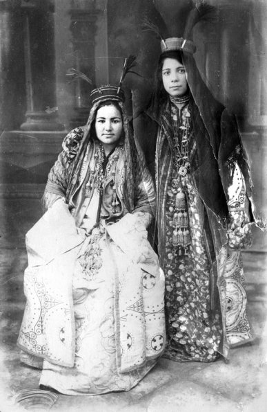 1900 Две Девушки