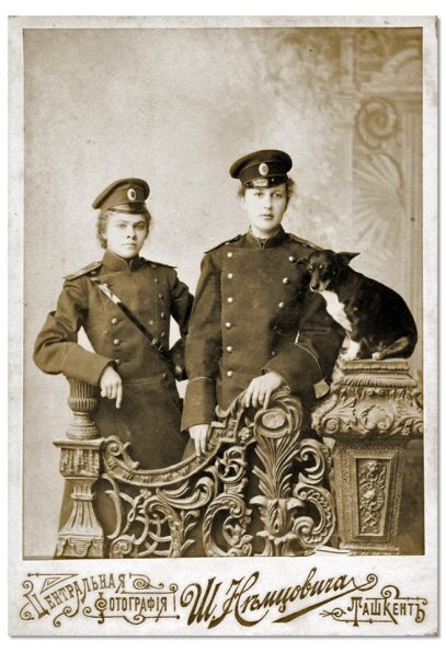 1901 Ташкент Две Девушки Подруги в Военной Форме