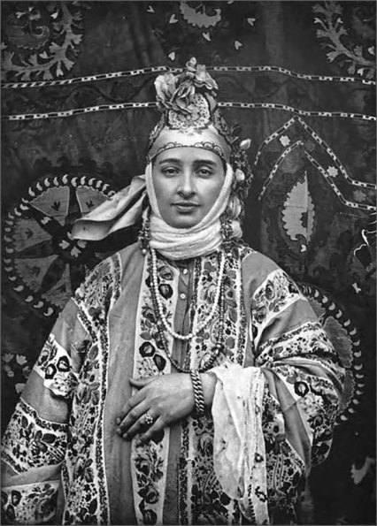 1902 Еврейка из Самарканда в праздничных нарядах. Иллюстрация из книги Гюго Краффта