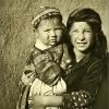1902 Малыш на руках у девочки-служанки. Иллюстрация из книги Гюго Краффта