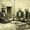 1902 Мужчины пьют чай у входа в мечеть. Иллюстрация из книги Гюго Краффта