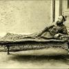 1902 Сарт, возлежащий на деревянной кровати. Иллюстрация из книги Гюго Краффта