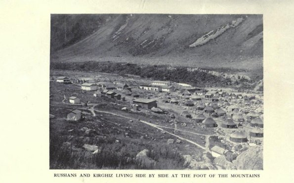 1910 Кыргызстан Русские и кыргызы живут бок о бок у подножия гор