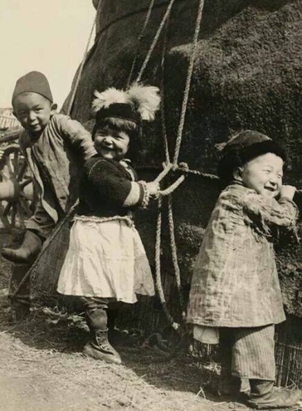 1910 Kazakh Kids at Yurt