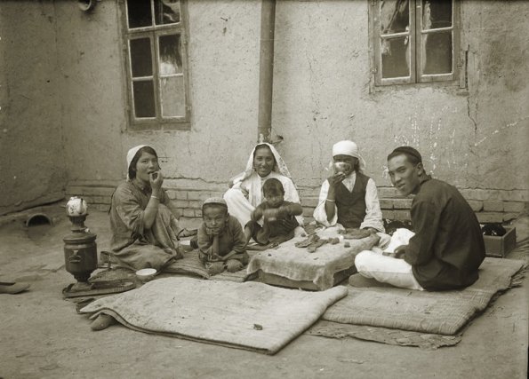 1930 Предпл Узбекистан Семья за Чаепитием