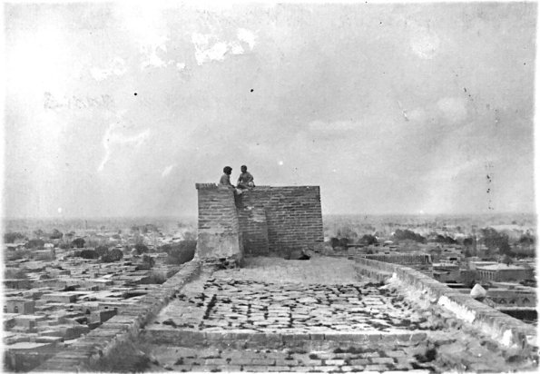 1935 Предпл Самарканд На верхнем обрезе полуобрушенного пештака медресе Шер-Дор