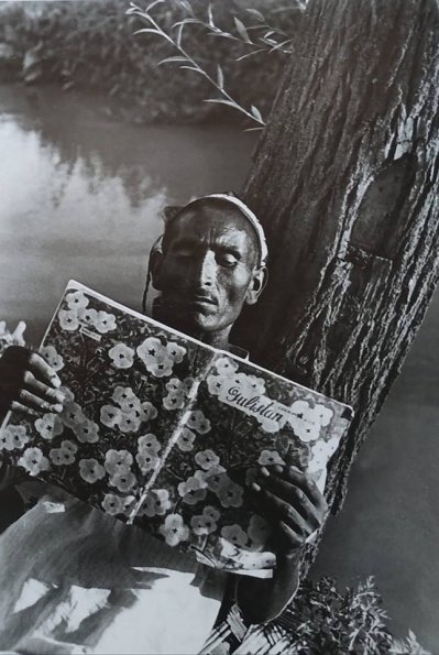 1935 Узбекистан Дехканин на Отдыхе у Канала за Чтением