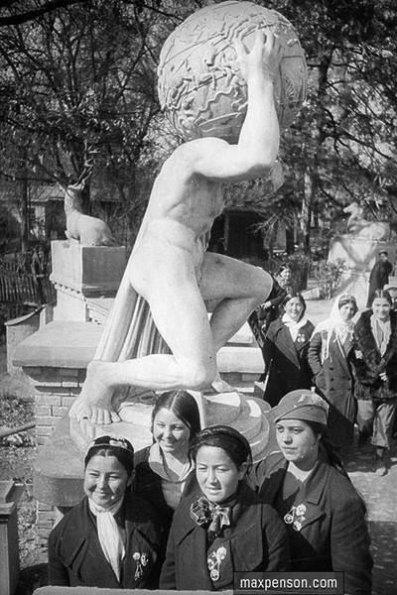 1938 Ташкент Ударницы  ОСОАВИАХИМа в саду перед Дворцом пионеров в Ташкенте