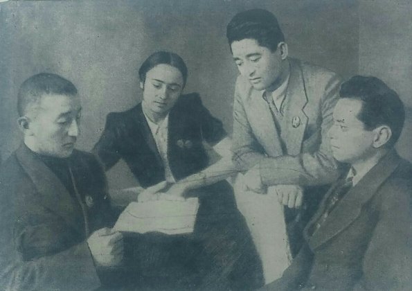1943 Moskow Gafur Gulyam, Zulfiya, Hamid Alimjan and Aybek