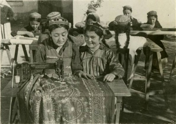 1944 Бухара Работницы бухарской артели им. Молотова 2