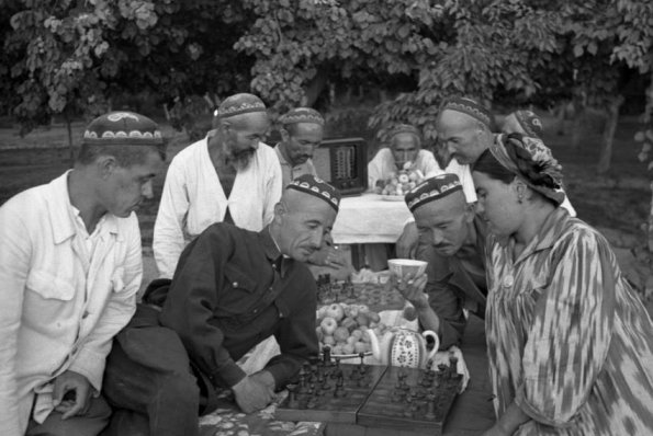 1948 Андижан Избаскентский район Колхозники Колхоза им Ленина за Игрой в Шахматы