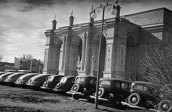 1950 Ташкент Автомобили у Театра