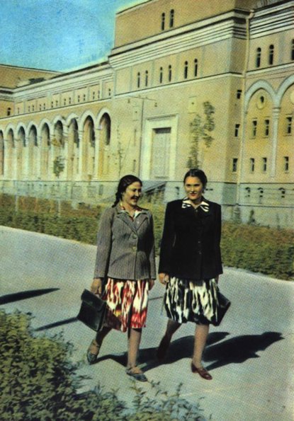 1950 Ташкент Студентки Саодат Сагдуллаева и Мамлакат Джалилова у здания театра оперы и балета