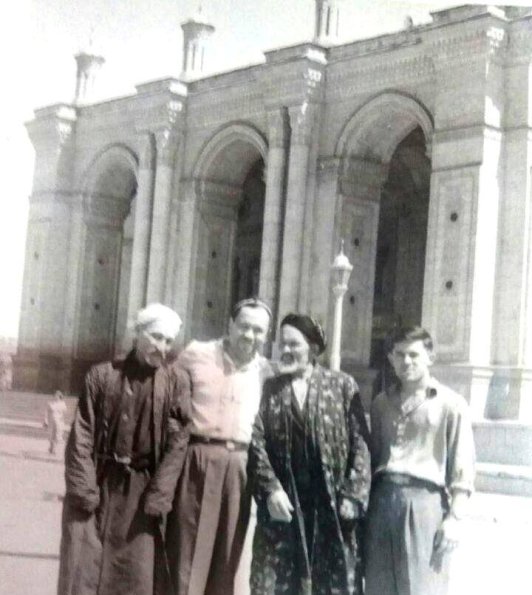 1965 Narodnyy Artist Sattor Yarashayev with Relatives