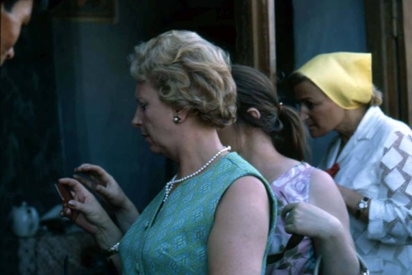 1969 Бухара Филисс Шнайдер Раздлядывает Экспонат Еврейского Музея